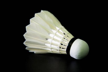 Otantik kaz tüyü badminton mekik horozları ve siyah arka plan