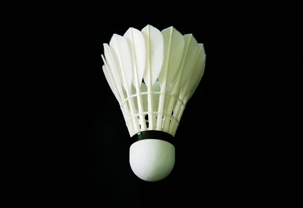Otantik kaz tüyü badminton mekik horozları ve siyah arka plan