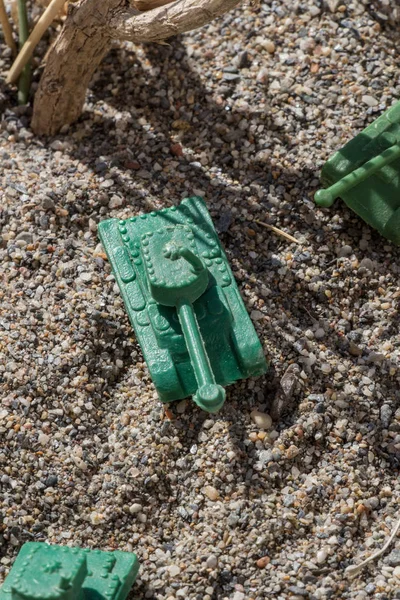 Savaş alanında plastik oyuncak savaş tankı