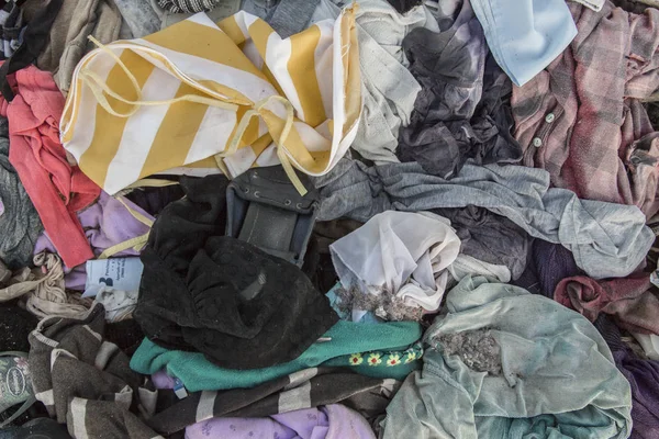 Eski giysiler arka planda, renkli eski c yığınlarına bakıyor