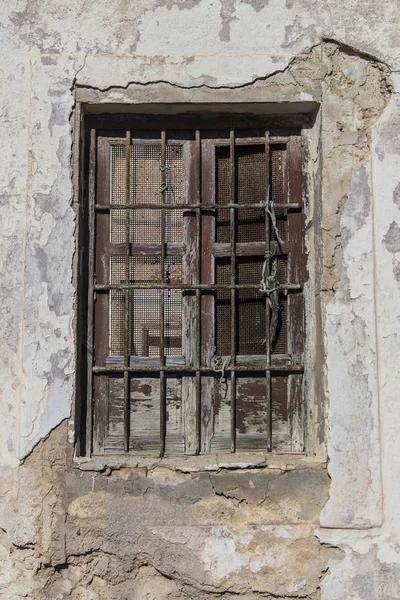 Eski kırık pencereler, harabe ev, baba tarafından yıkılan ev.