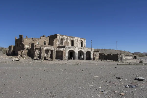 Eski taş çiftlik evi terk edilmiş ve yıkılmış, terk edilmiş çiftlik evi. 
