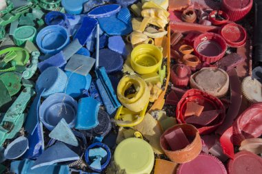 Plaja dökülen plastik çöpler, kirli deniz kumları. 