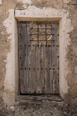 eski ahşap kapı, eski ahşap kapı İspanyol köyünde, eski kirli kaka