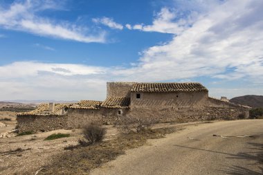 Eski taş çiftlik evi terk edilmiş ve harabe halinde.