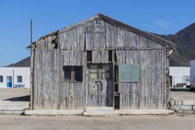 Eski ahşap depo, eski ahşap deponun önü, ambar.