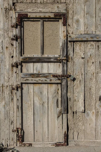 Vista frontal da porta para armazém abandonado, porta de madeira velha de um — Fotografia de Stock