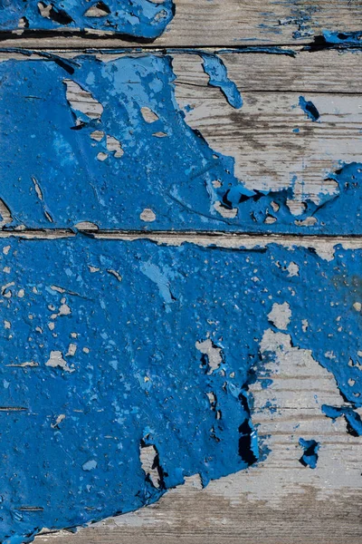 Gamla träplankor med väderbiten blå färg, gammal blå färg på w — Stockfoto