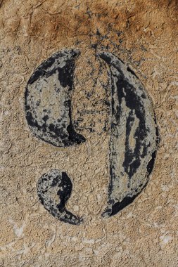 9 numara, beyaz ve kahverengi ahşap sırtüstü boyanmış siyah numara.