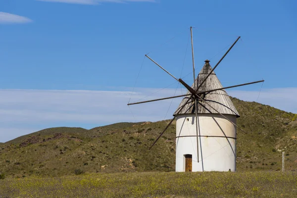 传统的白色风车 西班牙传统的风车 阿尔梅利亚省Pozo Los Frailes 蓝天下的风车 — 图库照片