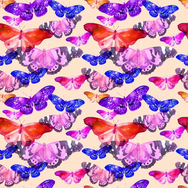 Aquarellmuster mit dem Bild transparenter Schmetterlinge in blauen, roten und violetten Farben auf beigem Hintergrund — Stockfoto