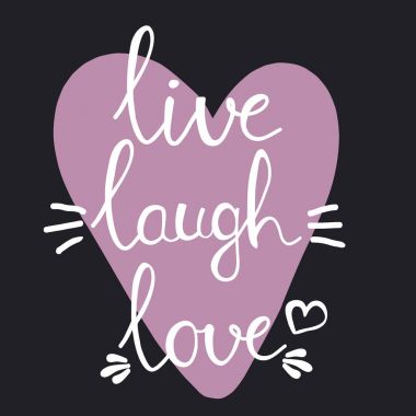 Gülmek yaşamak ve siyah arka plan üzerine yazı kelime ve mor kalp seviyorum