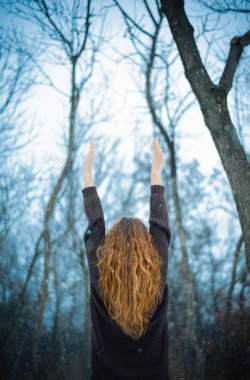 Kızıl saçlı ve mavi gözlü kar kış yürüyen bir parkta niteliğine Avrupalılar genç kız