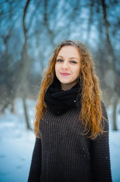 Kızıl saçlı ve mavi gözlü kar kış yürüyen bir parkta niteliğine Avrupalılar genç kız