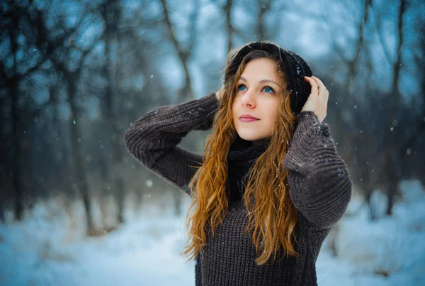 Europeans young girl with red hair and blue eyes on nature in a park in the snow in the winter walks — Stock Photo, Image