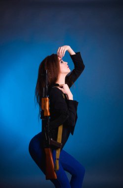 tehlikeli ve öngörülemeyen stüdyo Ukrayna silah Avrupalılar ile genç güzel kadın