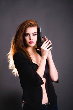 tehlikeli ve öngörülemeyen stüdyo Ukrayna silah Avrupalılar ile genç güzel kadın