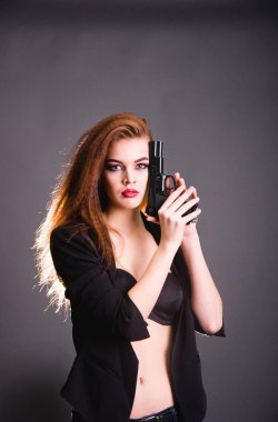 tehlikeli ve öngörülemeyen stüdyo Ukrayna silah Avrupalılar ile genç güzel kadın