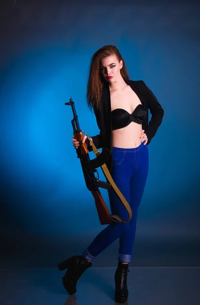 Young beautiful woman with a Ukrainian arms Europeans in the studio is dangerous and unpredictable — Stock Photo, Image