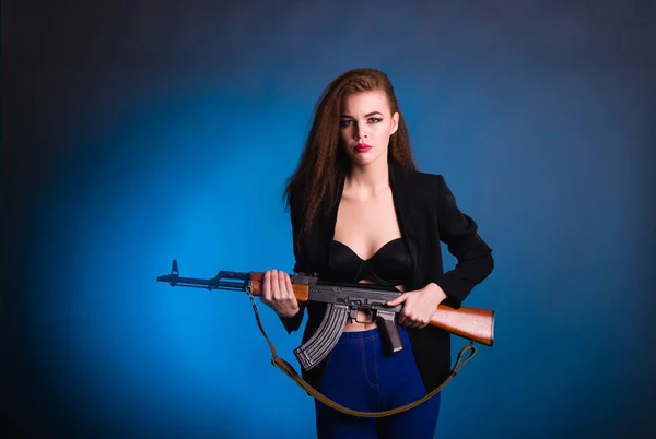 Joven hermosa mujer con un ucraniano armas europeos en el estudio es peligroso e impredecible — Foto de Stock