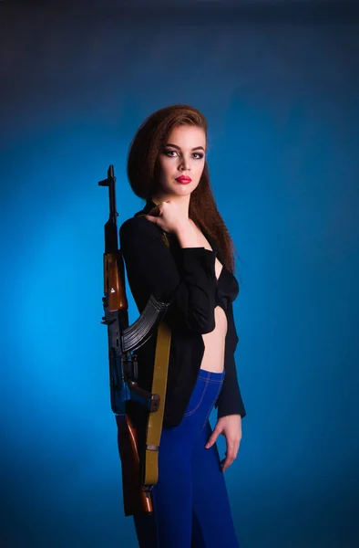 Młoda piękna kobieta z ukraińskich broni Europejczyków w studio jest niebezpieczne i nieprzewidywalne — Zdjęcie stockowe