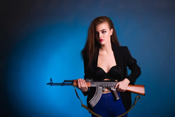 Joven hermosa mujer con un ucraniano armas europeos en el estudio es peligroso e impredecible —  Fotos de Stock