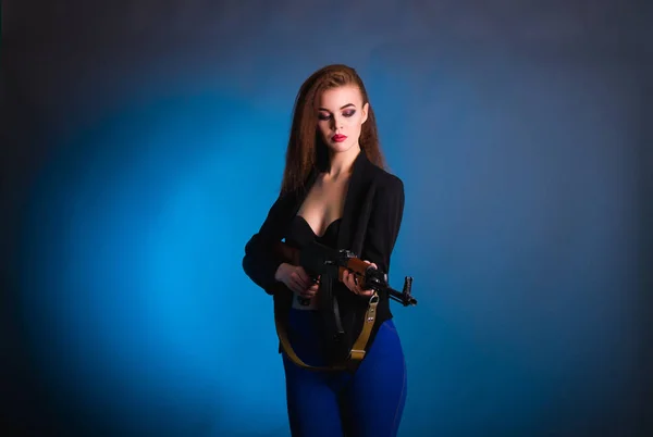 Young beautiful woman with a Ukrainian arms Europeans in the studio is dangerous and unpredictable — Stock Photo, Image