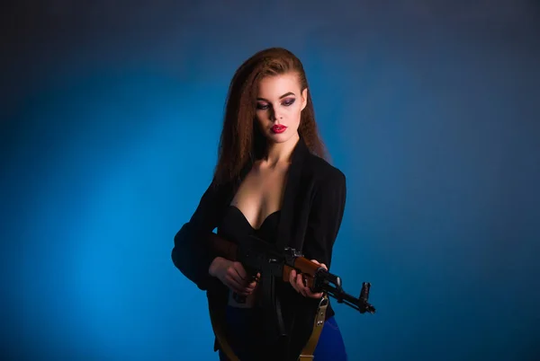 Joven hermosa mujer con un ucraniano armas europeos en el estudio es peligroso e impredecible — Foto de Stock