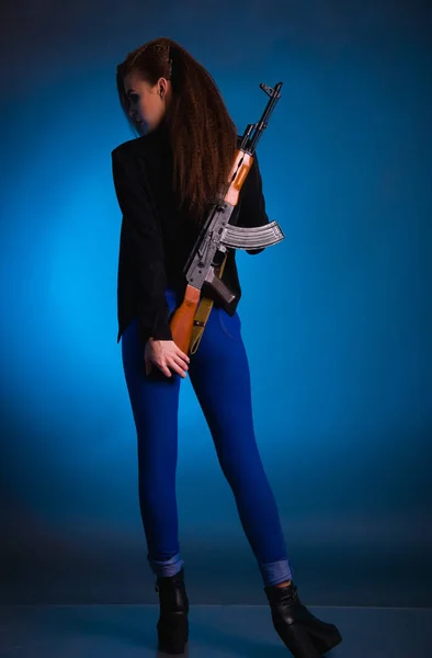 Young beautiful woman with a Ukrainian arms Europeans in the studio is dangerous and unpredictable — Stock Photo, Image