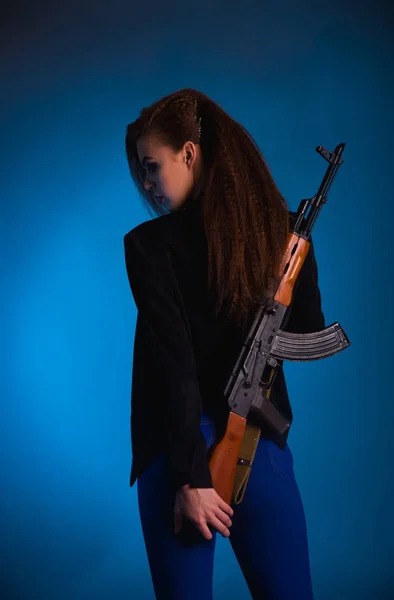 Giovane bella donna con un ucraino braccia europei in studio è pericoloso e imprevedibile — Foto Stock