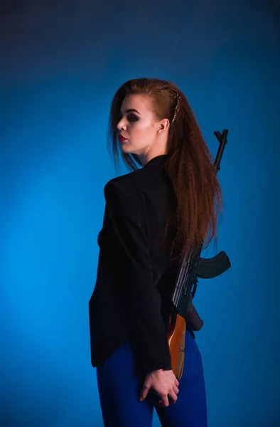 Jovem bela mulher com um ucraniano braços europeus no estúdio é perigoso e imprevisível — Fotografia de Stock