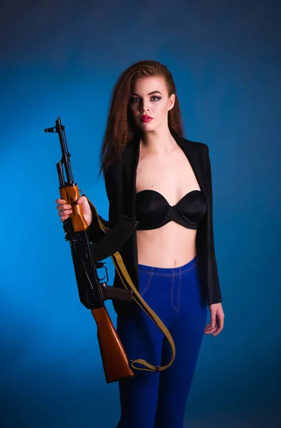 Fiatal gyönyörű nő, egy ukrán fegyverek európaiak a stúdióban veszélyes és kiszámíthatatlan — Stock Fotó