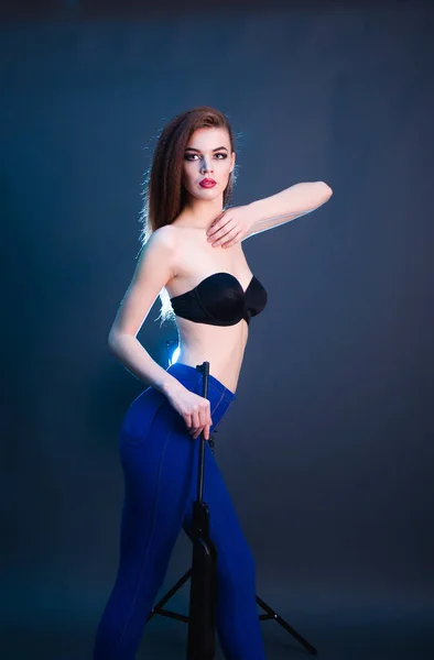 Jovem bela mulher com um ucraniano braços europeus no estúdio é perigoso e imprevisível — Fotografia de Stock