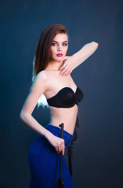 Νεαρή όμορφη γυναίκα με μια ουκρανική όπλων οι Ευρωπαίοι στο στούντιο είναι επικίνδυνο και απρόβλεπτο — Φωτογραφία Αρχείου