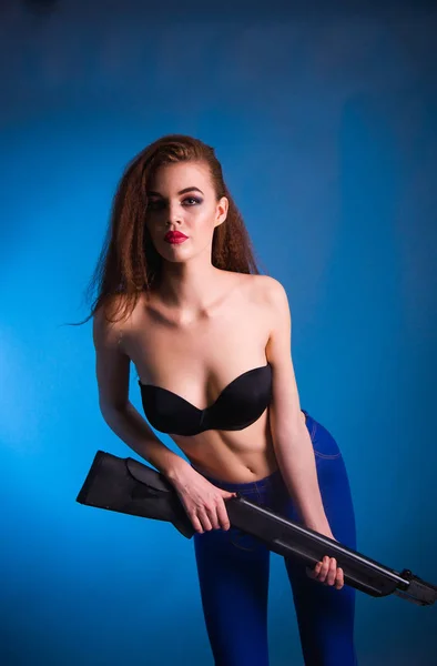 Ung vacker kvinna med en ukrainska armar européer i studion är farliga och oförutsägbara — Stockfoto