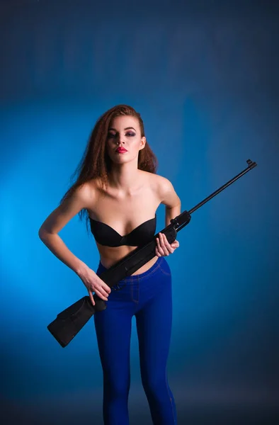 Junge schöne Frau mit einem ukrainischen Arm Europäer im Studio ist gefährlich und unberechenbar — Stockfoto