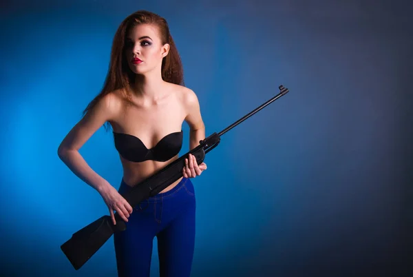 Joven hermosa mujer con un ucraniano armas europeos en el estudio es peligroso e impredecible — Foto de Stock