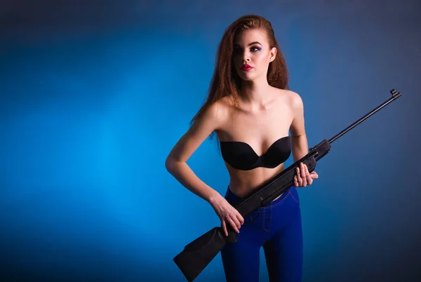 Joven hermosa mujer con un ucraniano armas europeos en el estudio es peligroso e impredecible — Foto de Stock