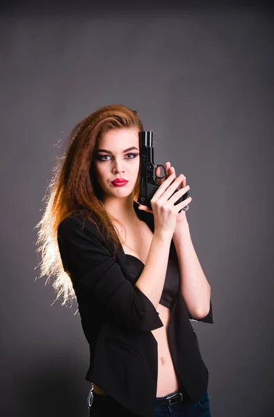 Joven hermosa mujer con un ucraniano armas europeos en el estudio es peligroso e impredecible — Foto de Stock