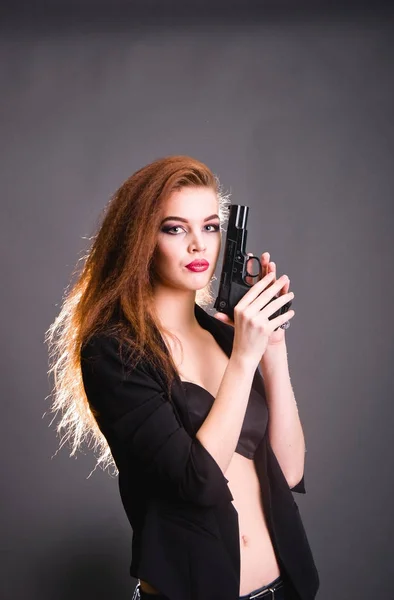 Joven hermosa mujer con un ucraniano armas europeos en el estudio es peligroso e impredecible — Foto de Stock