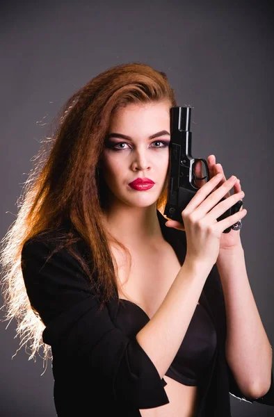 年轻漂亮的女人，与乌克兰武器欧洲人在演播室是危险和不可预知 — 图库照片