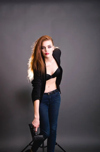 Ung vacker flicka ukrainska européer i studion — Stockfoto