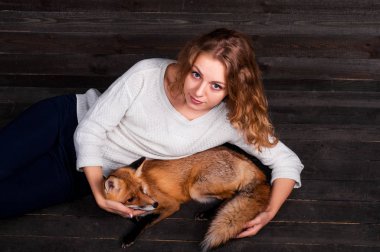 Güzel bir genç kız bir adam tarafından travma ve onun tarafından kurtarıldı bir vahşi fox hayvan holding ve daha önce olduğu gibi şimdi yaşıyor