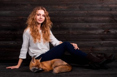 Güzel bir genç kız bir adam tarafından travma ve onun tarafından kurtarıldı bir vahşi fox hayvan holding ve daha önce olduğu gibi şimdi yaşıyor