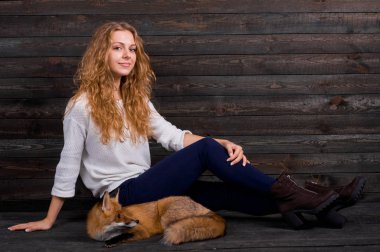 Güzel bir genç kız bir adam tarafından travma ve onun tarafından kurtarıldı bir vahşi fox hayvan holding ve daha önce olduğu gibi şimdi yaşıyor