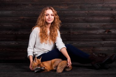 Güzel bir genç kız bir adam tarafından travma ve onun tarafından kurtarıldı bir vahşi fox hayvan holding ve daha önce olduğu gibi şimdi yaşıyor