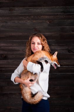 Güzel bir genç kız bir adam tarafından travma ve onun tarafından kurtarıldı bir vahşi fox hayvan holding ve daha önce olduğu gibi şimdi yaşıyor