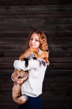 Güzel bir genç kız bir adam tarafından travma ve onun tarafından kurtarıldı bir vahşi fox hayvan holding ve daha önce olduğu gibi şimdi yaşıyor