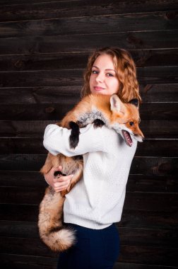 Güzel bir genç kız bir adam tarafından travma ve onun tarafından kurtarıldı bir vahşi fox hayvan holding ve daha önce olduğu gibi şimdi yaşıyor