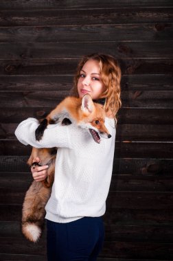 Güzel bir genç kız bir adam tarafından travma ve onun tarafından kurtarıldı bir vahşi fox hayvan holding ve daha önce olduğu gibi şimdi yaşıyor